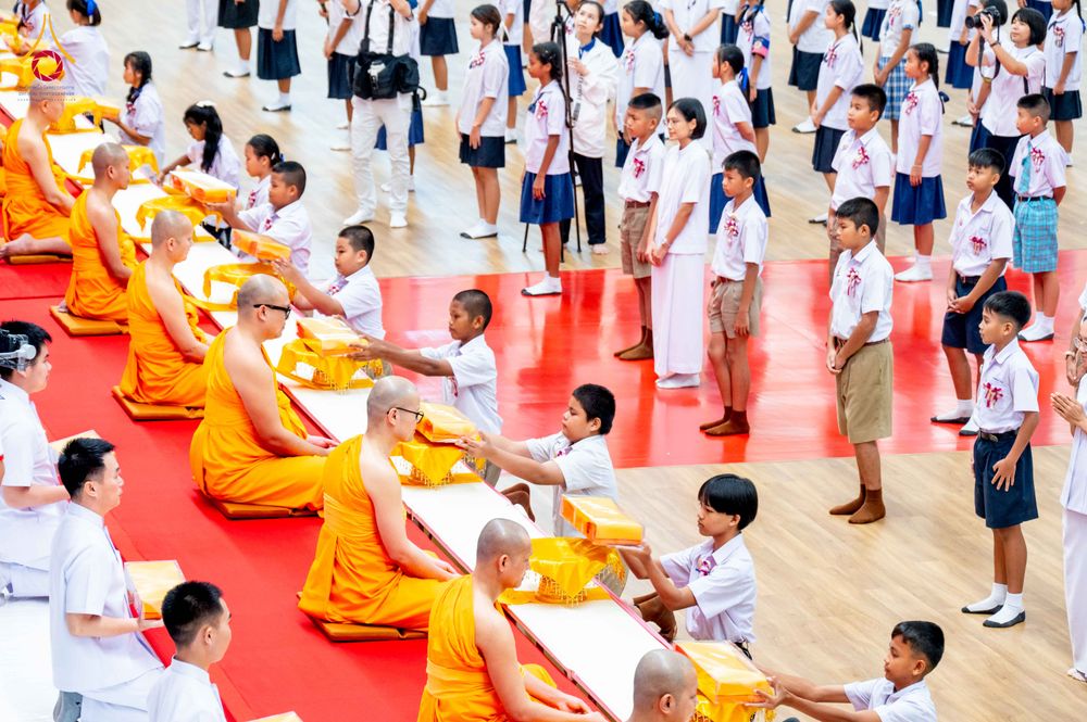 ภาพ No.348564:วันที่ 12 กันยายน พ.ศ. 2569 การอบรมเชิงปฏิบัติการจัดกิจกรรมทอดกฐินสัมฤทธิ์ พิธีมอบผ้าไตรประธานกฐินเด็กดี V-Star ประจำปีพุทธศักราช 2569 ณ สภาธรรมกายสากล วัดพระธรรมกาย