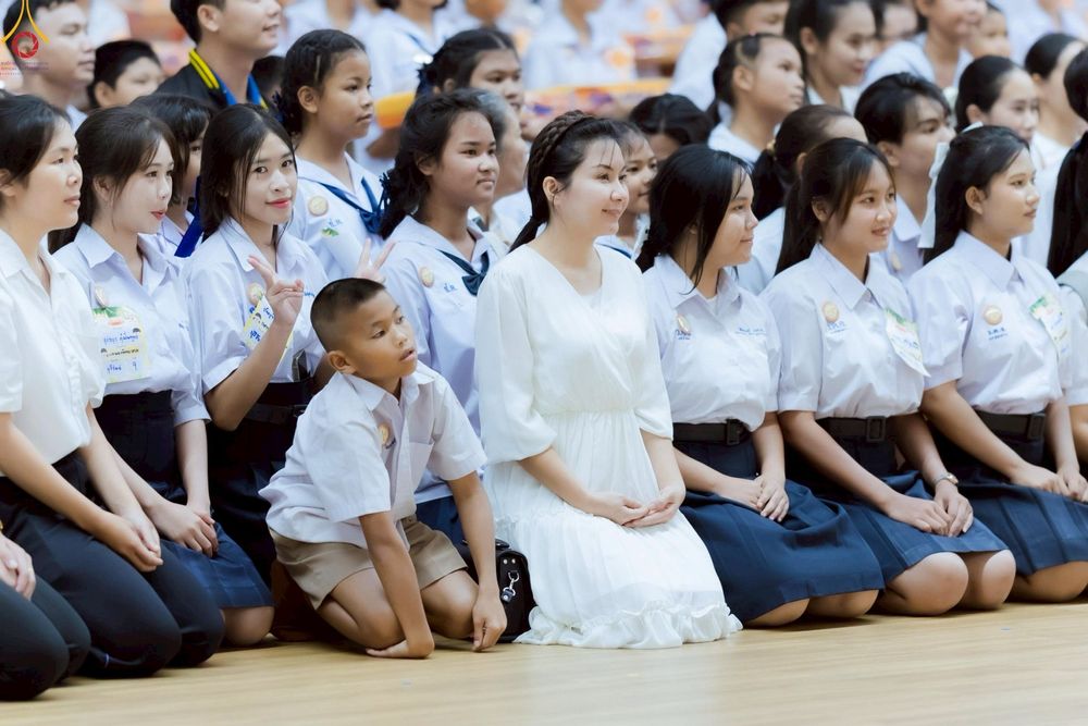 ภาพ No.246100:วันเสาร์ที่ 13 กันยายน พ.ศ. 2568 พิธีมอบผ้าไตรประธานกฐินสัมฤทธิ์เด็กดี V-Star ณ สภาธรรมกายสากล วัดพระธรรมกาย