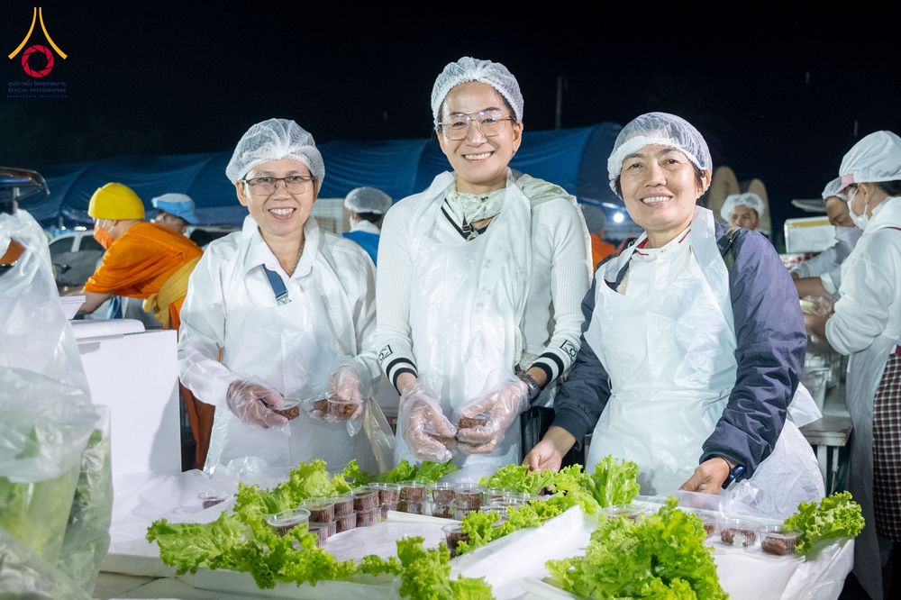 ภาพ No.291304:วันที่ 10 มกราคม พ.ศ. 2569 พิธีถวายภัตตาหารเป็นสังฆทาน แด่พระธรรมยาตรา ณ อนุสรณ์สถานคลองบางนางแท่น อ.สามพราน จ.นครปฐม ในโครงการธรรมยาตรา กตัญญูบูชา มหาปูชนียาจารย์ พระมงคลเทพมุนี(สด จนฺทสโร) พระผู้ปราบมาร อนุสรณ์สถาน 7 แห่ง ปีที่ 14