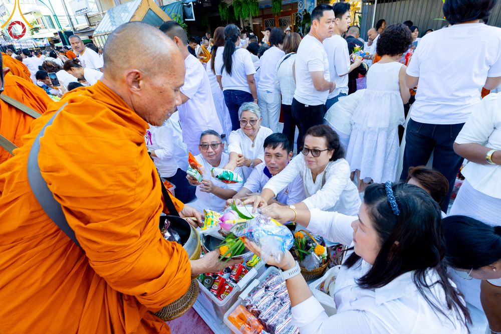 ภาพ No.311236:วันเสาร์ที่ 28 กุมภาพันธ์ พ.ศ. 2569 พิธีตักบาตรพระมหากุศล 11,250 รูป เฉลิมฉลอง 1,250 ปีศรีธรรมราชเจดีย์ สู่มรดกโลก ณ ถนนราชดำเนิน บริเวณหน้าวัดพระมหาธาตุวรมหาวิหาร อ.เมือง จ.นครศรีธรรมราช