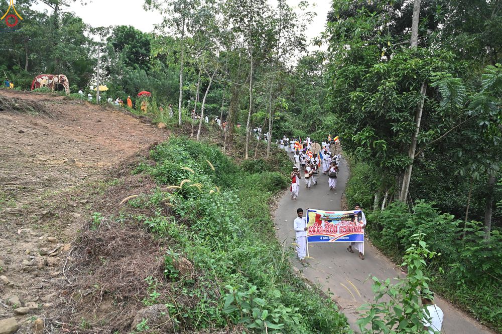 ภาพ No.278865:วันที่ 1 พฤศจิกายน  2568 กฐินสมทบวัดต่างประเทศ โดยคณะศิษยานุศิษย์ บูชาธรรม 81 ปี หลวงพ่อธัมมชโย กฐินช้างศรีลังกา  ณ วัดสุวรรณวิหาร เขตอาวิซาเวรี ประเทศศรีลังกา