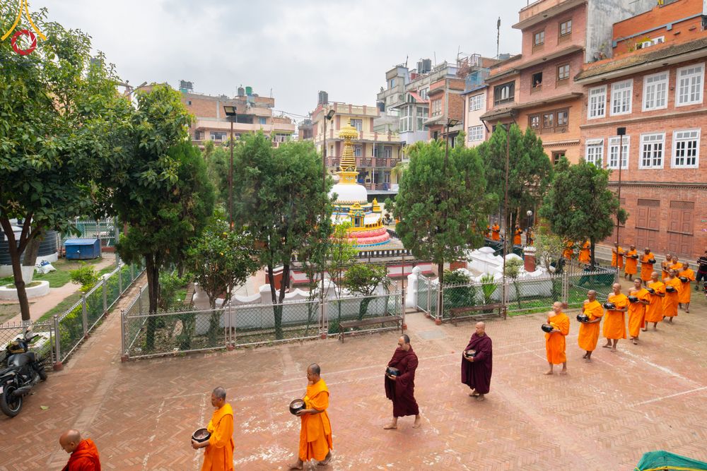 ภาพ No.317278:วันอังคารที่ 31 มีนาคม พ.ศ.2569 จาริกบิณฑบาตแห่งศรัทธา จากวัดอเชศวรสู่สี่แยกปาตันและวัดศรี ประเทศเนปาล