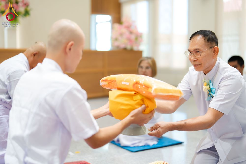 ภาพ No.341305:วันอาทิตย์ที่ 26 กรกฎาคม พ.ศ. 2569 ​โครงการอุปสมบทหมู่บูชาธรรมมหาปูชนียาจารย์ รุ่นที่ ๑ วัดกลางธนรินทร์ ต.บ้านแป้ง อ.พรหมบุรี จ.สิงห์บุรี