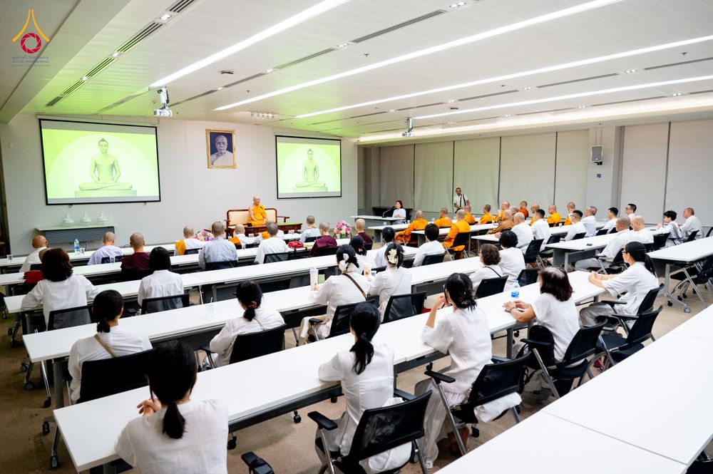 ภาพ No.324780:วันอังคารที่ 21 เมษายน พ.ศ.2569  หลวงพ่อทัตตชีโว รองเจ้าอาวาสวัดพระธรรมกาย ถวายการต้อนรับและปฏิสันถารคณะสงฆ์จากประเทศเวียดนาม