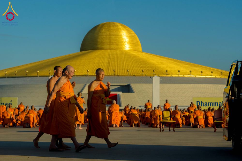 ภาพ No.285309:วันจันทร์ที่ 15 ธันวาคม พ.ศ.2568  บันทึกภาพหมู่ประวัติศาสตร์ โครงการบรรพชาอุปสมบทหมู่  รุ่นบูชาธรรมมหาปูชนียาจารย์ ประจำปี 2568 ณ ลานธรรมมหาธรรมกายเจดีย์ วัดพระธรรมกาย