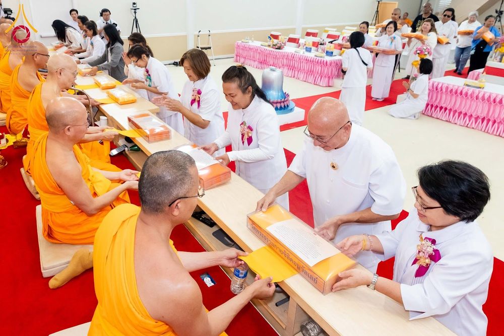 พระภิกษุสงฆ์และสาธุชนกำลังประกอบพิธีถวายผ้าป่าภายในอาคาร