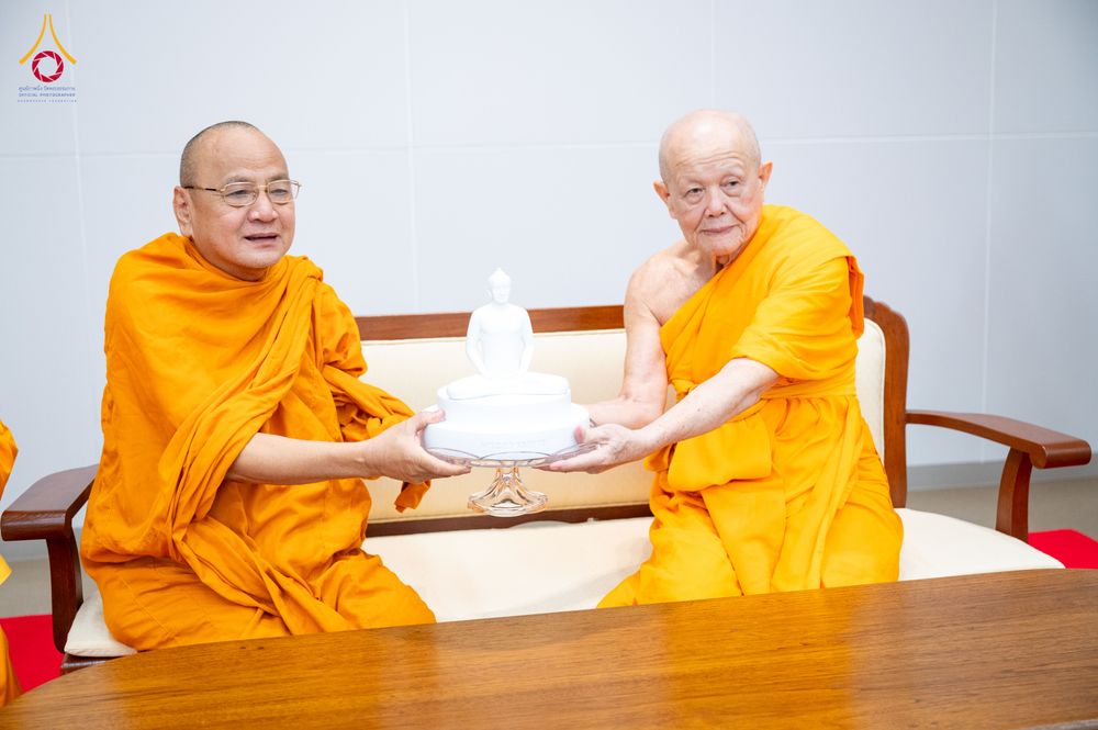 ภาพ No.324785:วันอังคารที่ 21 เมษายน พ.ศ.2569  หลวงพ่อทัตตชีโว รองเจ้าอาวาสวัดพระธรรมกาย ถวายการต้อนรับและปฏิสันถารคณะสงฆ์จากประเทศเวียดนาม
