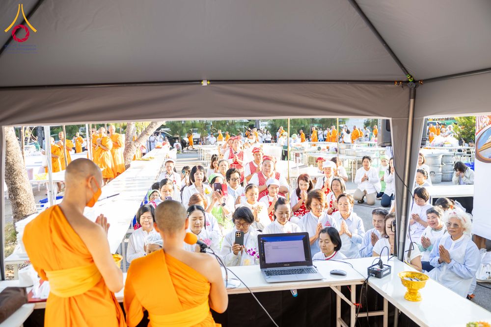 ภาพ No.288108:วันที่ 4 มกราคม พ.ศ. 2569 พิธีถวายภัตตาหารเป็นสังฆทาน แด่พระธรรมยาตรา ในโครงการธรรมยาตรา กตัญญูบูชา มหาปูชนียาจารย์ พระมงคลเทพมุนี(สด จนฺทสโร) พระผู้ปราบมาร อนุสรณ์สถาน 7 แห่ง ปีที่ 14 ณ อนุสรณ์สถานมหาวิหารพระมงคลเทพมุนี (โลตัสแลนด์) อ.สองพี่น้อง จ.สุพรร