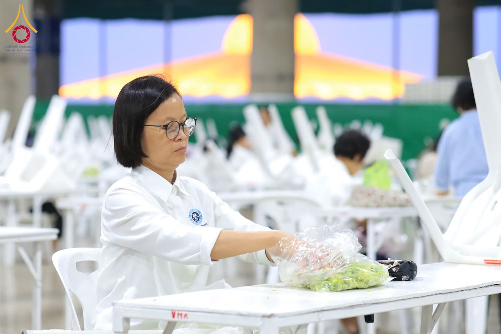 ภาพ No.303297:วันที่ 15-21 มกราคม พ.ศ.2569 ปลิดกลีบดอกเบญจทรัพย์ เพื่อโปรยต้อนรับพระธรรมยาตรา ในโครงการธรรมยาตรา กตัญญูบูชา มหาปูชนียาจารย์ พระมงคลเทพมุนี(สด จนฺทสโร) พระผู้ปราบมาร อนุสรณ์สถาน 7 แห่ง ปีที่ 14 ณ วิหารคด วัดพระธรรมกาย