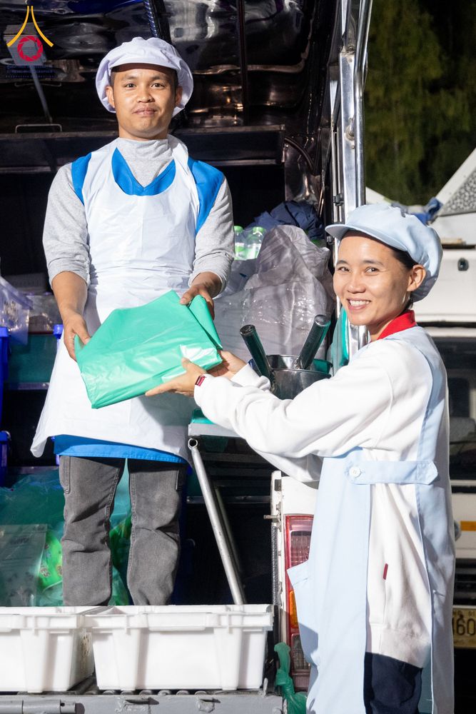 ภาพ No.288181:วันที่ 5 มกราคม พ.ศ. 2569 พิธีถวายภัตตาหารเป็นสังฆทาน แด่พระธรรมยาตรา ในโครงการธรรมยาตรา กตัญญูบูชา มหาปูชนียาจารย์ พระมงคลเทพมุนี(สด จนฺทสโร) พระผู้ปราบมาร อนุสรณ์สถาน 7 แห่ง ปีที่ 14 ณ อนุสรณ์สถานมหาวิหารพระมงคลเทพมุนี (โลตัสแลนด์) อ.สองพี่น้อง จ.สุพรร