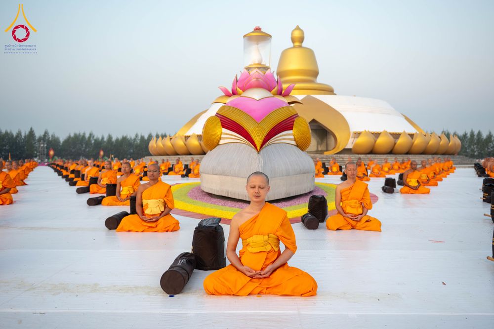 ภาพ No.299799:วันที่ 19 มกราคม พ.ศ.2569 พระธรรมยาตราปฏิบัติธรรมและถ่ายภาพหมู่ประวัติศาสตร์ ณ อนุสรณ์สถานลำดับที่ 5 สถานที่เผยแผ่วิชชาธรรมกายครั้งแรก  อนุสรณ์สถานบางปลาวัดบางปลา อ.บางเลน จ.นครปฐม ในโครงการธรรมยาตรา กตัญญูบูชา มหาปูชนียาจารย์ พระมงคลเทพมุนี(สด จนฺทสโร) 