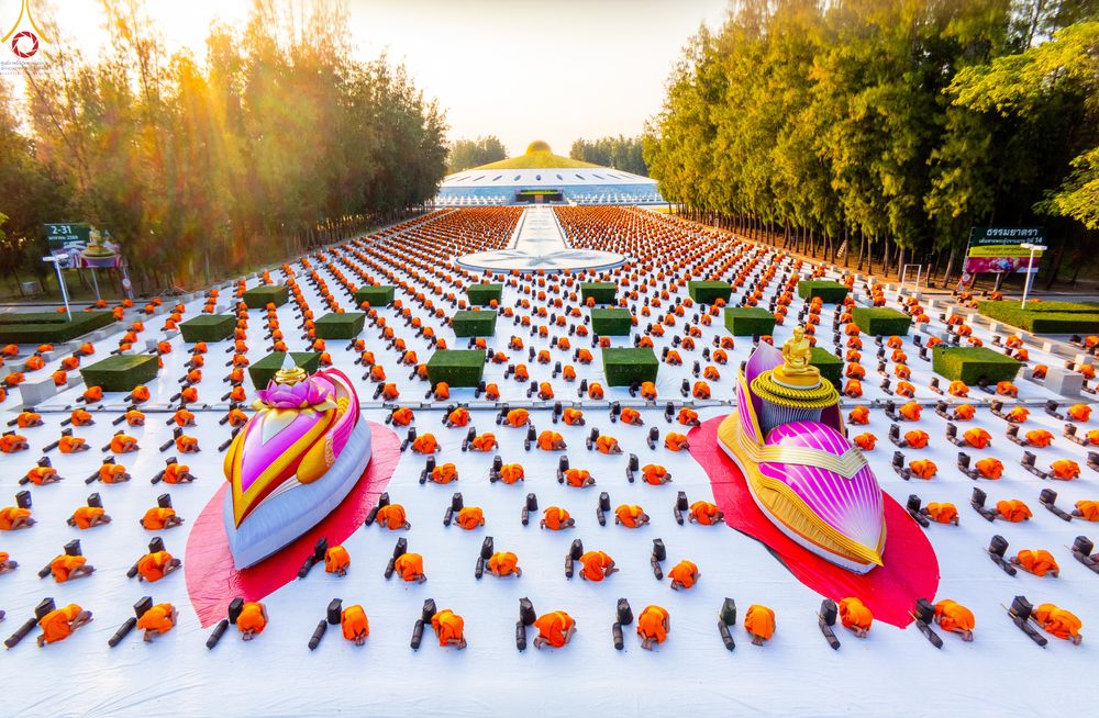 ภาพ No.281622:วันที่ 24 ธันวาคม พ.ศ.2568 พระธรรมยาตรา ปฏิบัติธรรม และถ่ายภาพหมู่ประวัติศาสตร์ ณ ลานหน้ามหาวิหารพระมงคลเทพมุนีฯ วัดพระธรรมกาย