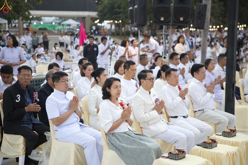 ภาพ No.284176:วันเสาร์ที่ 20 ธันวาคม พ.ศ.2568  พิธีตักบาตรพระ 10,000 รูป เนื่องในโอกาส 194 ปี จังหวัดกาญจนบุรี และอุทิศส่วนกุศลให้แด่บรรพชนทั้งหลาย บริเวณถนนสองแคว (Skywalk) เมืองกาญจนบุรี