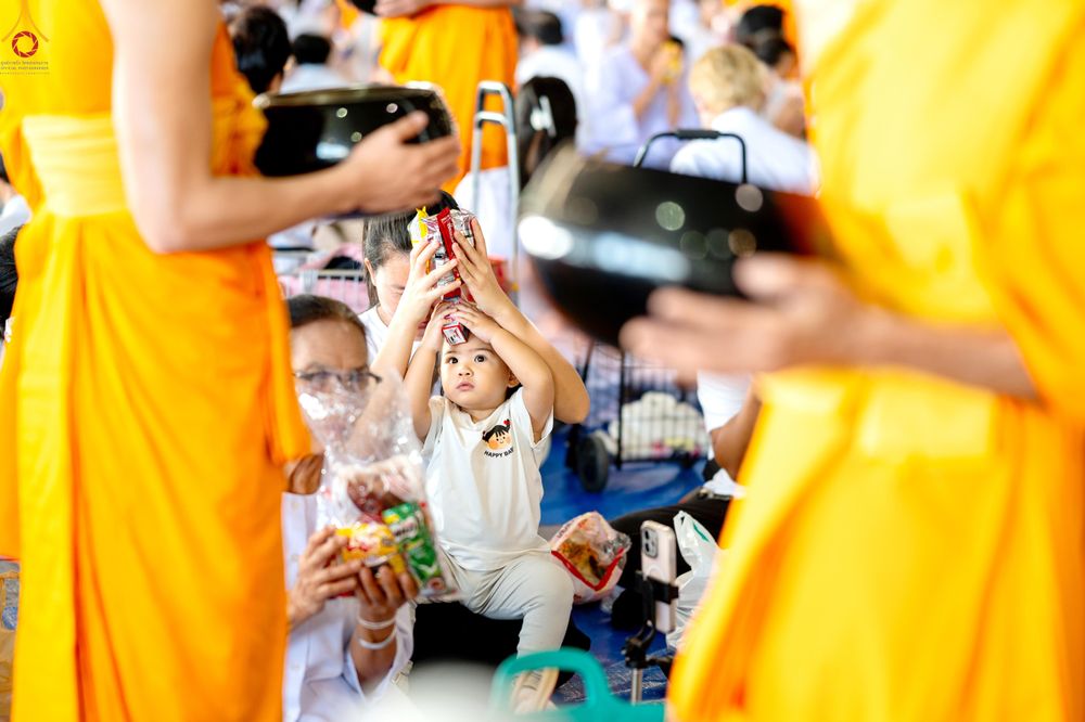 ภาพ No.327937:วันที่ 3 พฤษภาคม พ.ศ.2569 พิธีตักบาตร ข้าวสารอาหารแห้ง ณ บ้านแก้วเรือนทองคุณยายอาจารย์ฯ วัดพระธรรมกาย