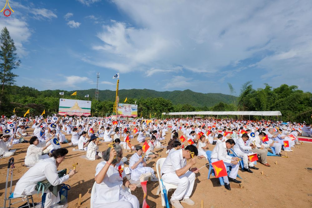 ภาพ No.331698:วันพุธที่ ๓ มิถุนายน พ.ศ.๒๕๖๙ พิธีทอดผ้าป่า ปฏิบัติธรรมกลั่นแผ่นดิน พิธีโปรยรัตนชาติ  และ พิธีตอกเสาเข็ม มงคลต้นแรก สถาปนา "องค์พระเจดีย์เพื่อสร้างสันติภาพโลก"  องค์แรก ครั้งแรกของลำปาง ประตูสู่ภาคเหนือ  ณ ศูนย์ปฏิบัติธรรมเถินเทิดธรรม อ.เถิน จ.ลำปาง