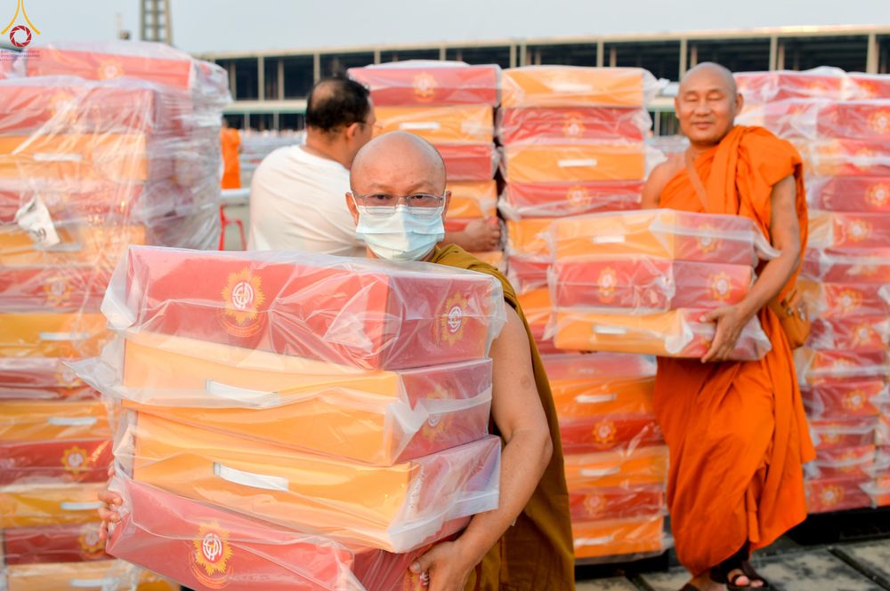 ภาพ No.323114:วันที่ 19 เมษายน พ.ศ.2569 การเรียงกล่องไทยธรรม , เตรียมงานจราจร เพื่องานถวายมหาสังฆทาน 40,000 กว่าวัดทั่วประเทศ วันคุ้มครองโลก 22 เมษายน พ.ศ.2569 วัดพระธรรมกาย