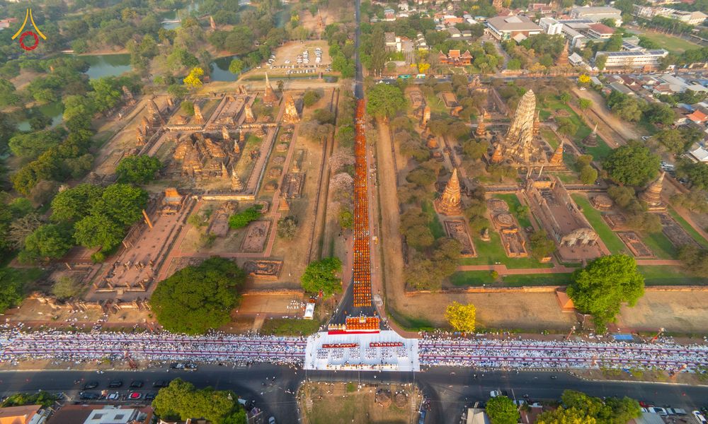 ภาพ No.318047:วันเสาร์ที่ 4 เมษายน พ.ศ. 2569 งานทำบุญเมืองใจกลางอยุธยา  ตักบาตรพระ 1,109 รูป ณ ถนนชีกุน หน้าวัดมหาธาตุ และวัดราชบูรณะ