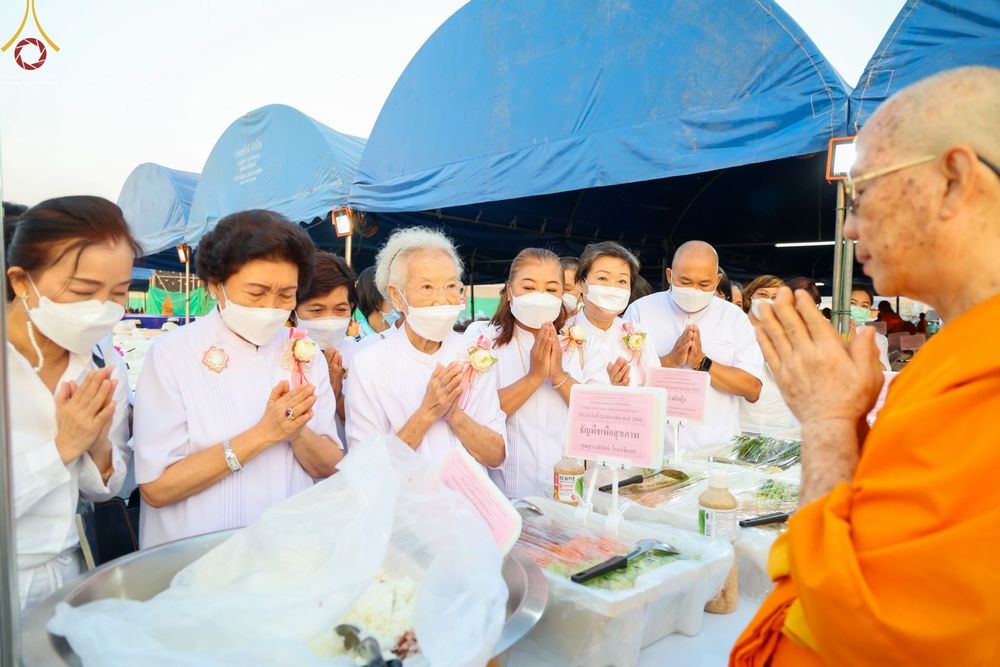 ภาพ No.74022:พิธีถวายภัตตาหารเป็นสังฆทาน แด่คณะพระธรรมยาตราฯ ในโครงการธรรมยาตรากตัญญูบูชา มหาปูชนียาจารย์ พระมงคลเทพมุนี(สด จนฺทสโร) พระผู้ปราบมาร อนุสรณ์สถาน 7 แห่ง ปีที่ 11 วันที่ 24 มกราคม พ.ศ. 2566