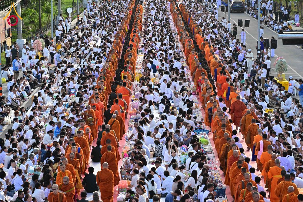 ภาพ No.281533:วันอาทิตย์ที่ 28 ธันวาคม พ.ศ.2568 ตักบาตรพระ 1000 รูป ปีที่ 1 ทำบุญเมืองสตูลส่งท้ายปี ณ หน้าโรงเรียนสตูลวิทยา จ.สตูล