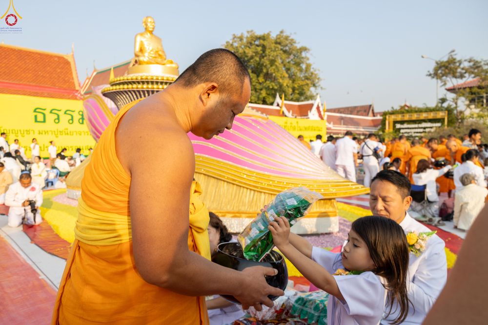 ภาพ No.294495:วันที่ 14 มกราคม พ.ศ. 2569 พิธีตักบาตรพระธรรมยาตรา ณ วัดสองพี่น้อง ต.ต้นตาล อ.สองพี่น้อง จ.สุพรรณบุรี ในโครงการธรรมยาตรา กตัญญูบูชา มหาปูชนียาจารย์ พระมงคลเทพมุนี(สด จนฺทสโร) พระผู้ปราบมาร อนุสรณ์สถาน 7 แห่ง ปีที่ 14