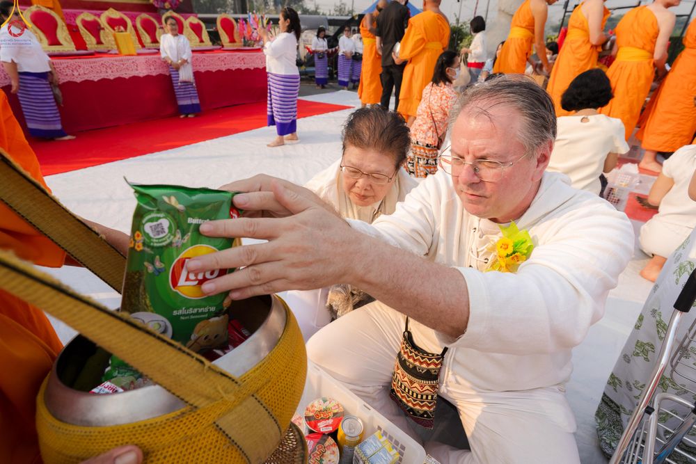 ภาพ No.321067:วันอาทิตย์ที่ 12 เมษายน พ.ศ 2569 พิธีตักบาตรปี๋ใหม่เมืองพระภิกษุสงฆ์ 339 รูป  อุทิศถวายพระราชกุศลสมเด็จพระนางสิริกิติ์  พระบรมราชินีนาถ พระบรมราชชนนีพันปีหลวง และฉลองเมืองแม่แตงครบรอบ 119 ปี ณ ลานโรงแรมแอร์ไดมอนด์ อำเภอแม่แตง จังหวัดเชียงใหม่