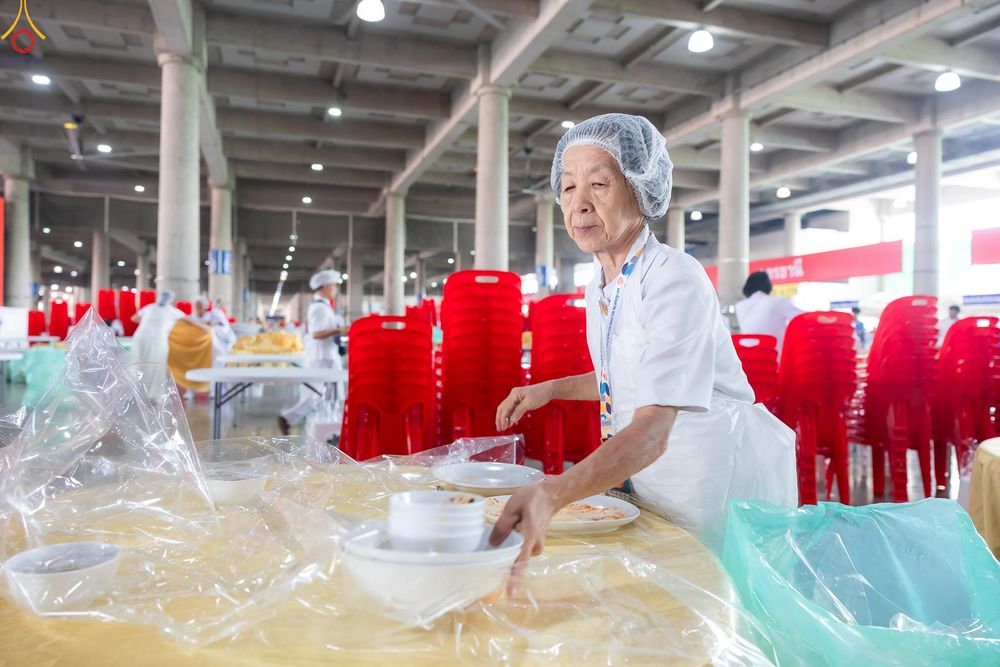 ภาพ No.325913:วันที่ 22 เมษายน พ.ศ.2569(วันคุ้มครองโลก) งานถวายมหาสังฆทาน 40,000 กว่าวัดทั่วประเทศ เจ้าหน้าที่ สาธุชน ร่วมใจจัดเตรียมภัตตาหารเพล (ชุด 2)