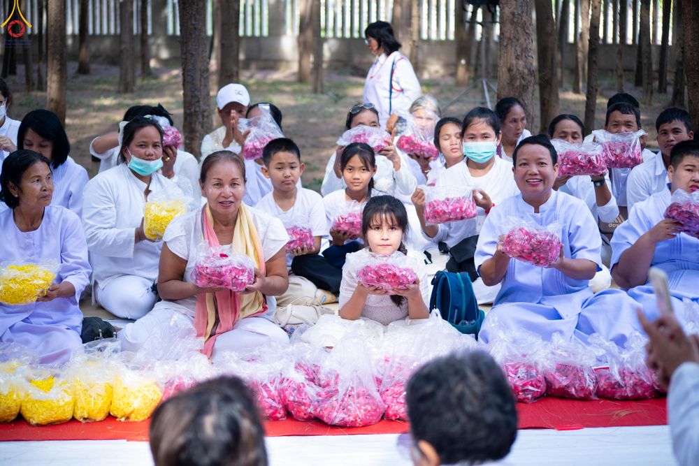 ภาพ No.287681:วันที่ 3 มกราคม พ.ศ. 2569 พิธีต้อนรับพระธรรมยาตรา ครั้งที่ 2 (ภาพชุดที่ 2) ในโครงการธรรมยาตรา กตัญญูบูชา มหาปูชนียาจารย์ พระมงคลเทพมุนี(สด จนฺทสโร) พระผู้ปราบมาร อนุสรณ์สถาน 7 แห่ง ปีที่ 14 ณ อนุสรณ์สถานมหาวิหารพระมงคลเทพมุนี (โลตัสแลนด์) อ.สองพี่น้อง จ.