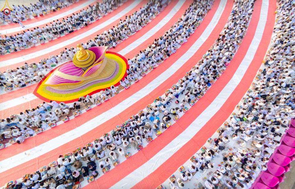 ภาพ No.302612:วันที่ 24 มกราคม พ.ศ. 2569 พิธีตักบาตรพระธรรมยาตรา(ภาพชุดที่ 2) ณ อนุสรณ์สถานลำดับที่ 5 สถานที่เผยแผ่วิชชาธรรมกายครั้งแรก อนุสรณ์สถานบางปลา วัดบางปลา อำเภอบางเลน จังหวัดนครปฐม ในโครงการธรรมยาตรา กตัญญูบูชา มหาปูชนียาจารย์ พระมงคลเทพมุนี(สด จนฺทสโร) พระผู