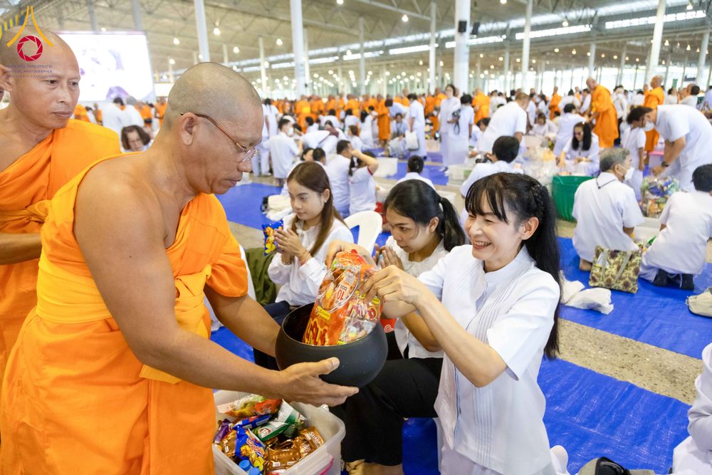 ภาพ No.308276:วันที่ 1  กุมภาพันธ์ พ.ศ. 2569 พิธีตักบาตรข้าวสารอาหารแห้ง ณ บ้านแก้วเรือนทองคุณยาย สภาธรรมกายสากล วัดพระธรรมกาย