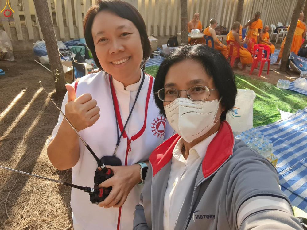 ภาพ No.300511:ภาพเบื้องหลังอาสาสมัครรวมใจ ชุดที่ 3 ในโครงการธรรมยาตรา กตัญญูบูชา มหาปูชนียาจารย์ พระมงคลเทพมุนี(สด จนฺทสโร) พระผู้ปราบมาร อนุสรณ์สถาน 7 แห่ง ปีที่ 14