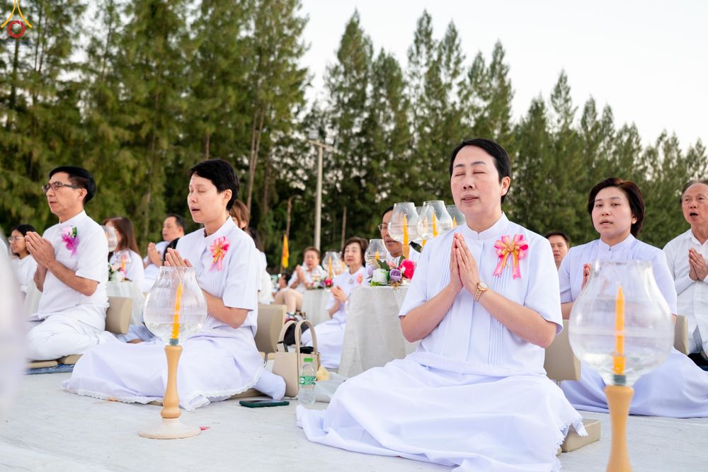 ภาพ No.292059:วันที่ 10 มกราคม พ.ศ. 2569 พิธีจุดประทีปถวายเป็นพุทธบูชา และบูชาธรรมมหาปูชนียาจารย์  ณ อนุสรณ์สถานคลองบางนางแท่น อ.สามพราน จ.นครปฐม ในโครงการธรรมยาตรา กตัญญูบูชา มหาปูชนียาจารย์ พระมงคลเทพมุนี(สด จนฺทสโร) พระผู้ปราบมาร อนุสรณ์สถาน 7 แห่ง ปีที่ 14