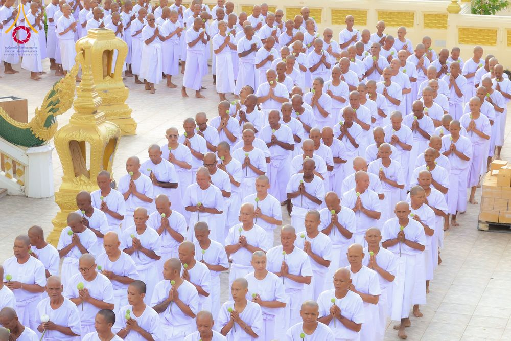 ภาพ No.278562:วันอาทิตย์ที่ 14 ธันวาคม พ.ศ.2568  พิธีเวียนประทักษิณ พิธีวันทาสีมาพระประธาน โครงการบวชบูชาธรรมมหาปูชนียาจารย์ ของศูนย์ปฏิบัติธรรมบุรีรัมย์ ณ วัดกลาง พระอารามหลวง จังหวัดบุรีรัมย์
