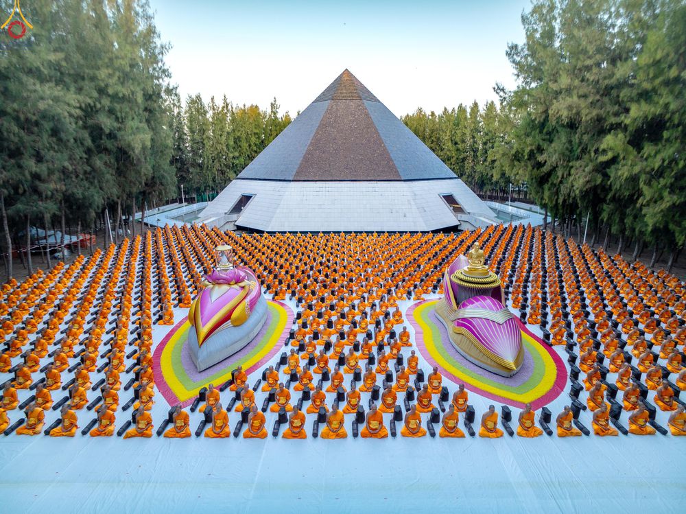 ภาพ No.288425:วันที่ 4 มกราคม พ.ศ. 2569 พระธรรมยาตราปฏิบัติธรรม และถ่ายภาพหมู่ประวัติศาสตร์ ในโครงการธรรมยาตรา กตัญญูบูชา มหาปูชนียาจารย์ พระมงคลเทพมุนี(สด จนฺทสโร) พระผู้ปราบมาร อนุสรณ์สถาน 7 แห่ง ปีที่ 14 ณ อนุสรณ์สถานมหาวิหารพระมงคลเทพมุนี (โลตัสแลนด์) อ.สองพี่น้อง