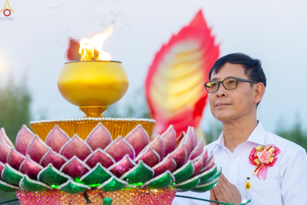 ภาพ No.302159:วันที่ 23 มกราคม พ.ศ. 2569 พิธีจุดประทีปธรรมถวายเป็นพุทธบูชา (ภาพชุดที่ 2) และบูชาธรรมมหาปูชนียาจารย์  ณ อนุสรณ์สถานลำดับที่ 5 สถานที่เผยแผ่วิชชาธรรมกายครั้งแรก อนุสรณ์สถานบางปลา วัดบางปลา อำเภอบางเลน จังหวัดนครปฐม ในโครงการธรรมยาตรา กตัญญูบูชา มหาปูชนีย