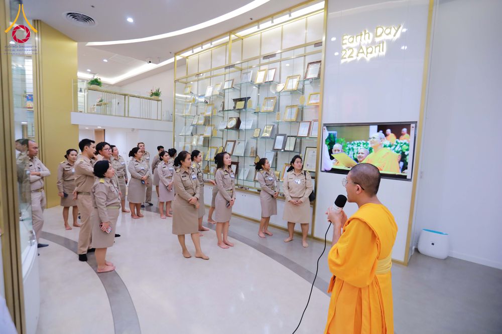 ภาพ No.311572:วันจันทร์ที่ 23 กุมภาพันธ์ พ.ศ. 2569 เปิดโลกทัศน์ผู้บริหารสถานศึกษายุคใหม่ เรียนรู้ต้นแบบการพัฒนาคนผ่านพลัง “บวร–V-Star” ผู้เข้ารับการพัฒนาตามโครงการ สพฐ. ศึกษาดูงานวัดพระธรรมกาย เสริมภาวะผู้นำคุณธรรมสู่การบริหารโรงเรียนอย่างยั่งยืน ณ อาคาร 100 ปี คุณยาย