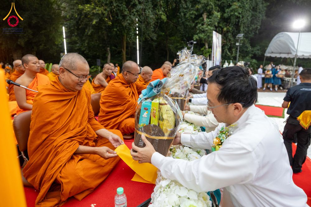 ภาพ No.285915:วันเสาร์ที่ 13 ธันวาคม พ.ศ.2568 พิธีตักบาตรพระภิกษุสามเณร 1,000 รูป ณ บริเวณหน้าอุทยานแห่งชาติเขาใหญ่ อำเภอปากช่อง จ.นครราชสีมา