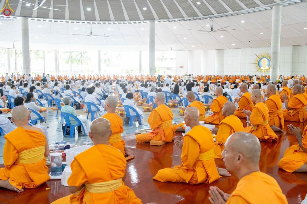 ภาพ No.348226:วันที่ 10 กันยายน พ.ศ.2569 พิธีสวดพระพุทธมนต์ และถวายภัตตาหารเป็นสังฆทาน เนื่องในวันครบ 26 ปี วันคล้ายละสังขาร คุณยายอาจารย์มหารัตนอุบาสิกาจันทร์ ขนนกยูง ณ หอฉันคุณยายอาจารย์ฯ วัดพระธรรมกาย