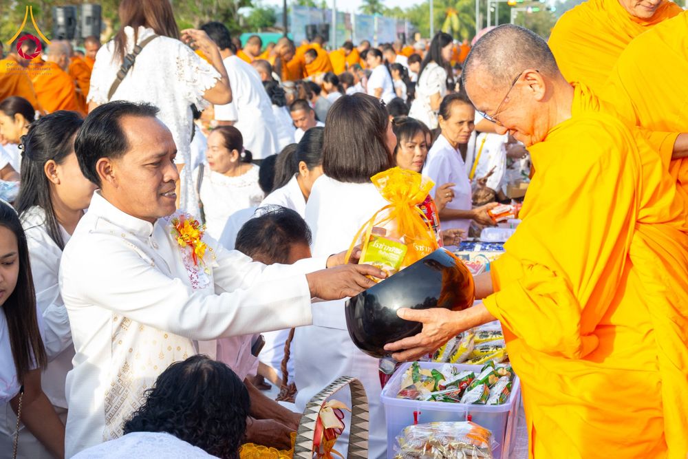 ภาพ No.281535:วันอาทิตย์ที่ 28 ธันวาคม พ.ศ.2568 ตักบาตรพระ 1000 รูป ปีที่ 1 ทำบุญเมืองสตูลส่งท้ายปี ณ หน้าโรงเรียนสตูลวิทยา จ.สตูล