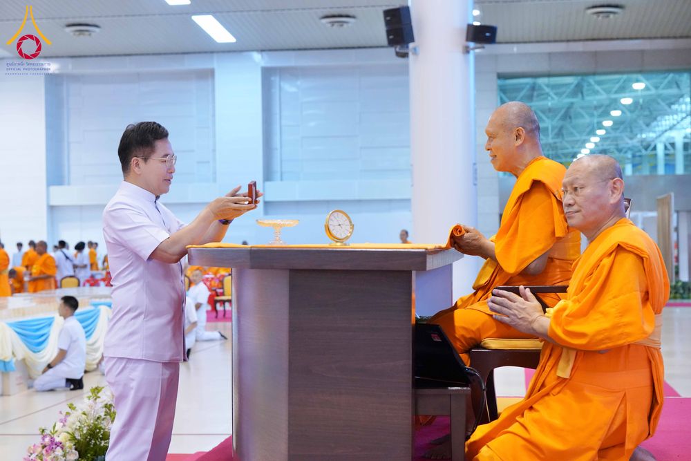 ภาพ No.338009:วันอาทิตย์ต้นเดือน 5 กรกฎาคม พ.ศ.2569 สัมมนาพิเศษ พิธีมอบพระของขวัญ ณ ห้องแก้วสารพัด1 วัดพระธรรมกาย
