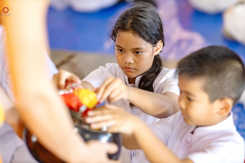 ภาพ No.327939:วันที่ 3 พฤษภาคม พ.ศ.2569 พิธีตักบาตร ข้าวสารอาหารแห้ง ณ บ้านแก้วเรือนทองคุณยายอาจารย์ฯ วัดพระธรรมกาย
