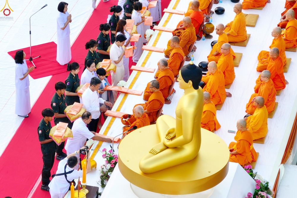 ภาพ No.284178:วันเสาร์ที่ 20 ธันวาคม พ.ศ.2568  พิธีตักบาตรพระ 10,000 รูป เนื่องในโอกาส 194 ปี จังหวัดกาญจนบุรี และอุทิศส่วนกุศลให้แด่บรรพชนทั้งหลาย บริเวณถนนสองแคว (Skywalk) เมืองกาญจนบุรี