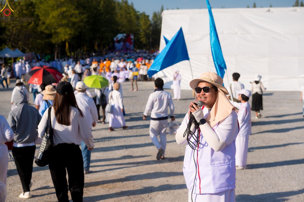 ภาพ No.300635:ภาพเบื้องหลังอาสาสมัครรวมใจ ชุดที่ 3 ในโครงการธรรมยาตรา กตัญญูบูชา มหาปูชนียาจารย์ พระมงคลเทพมุนี(สด จนฺทสโร) พระผู้ปราบมาร อนุสรณ์สถาน 7 แห่ง ปีที่ 14