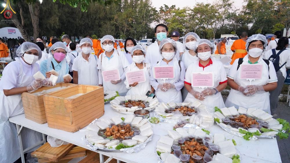 ภาพ No.71338:พิธีถวายภัตตาหารเป็นสังฆทาน แด่คณะพระธรรมยาตราฯ ในโครงการธรรมยาตรากตัญญูบูชา มหาปูชนียาจารย์ พระมงคลเทพมุนี(สด จนฺทสโร) พระผู้ปราบมาร อนุสรณ์สถาน 7 แห่ง ปีที่ 11 วันที่ 15 มกราคม พ.ศ. 2566