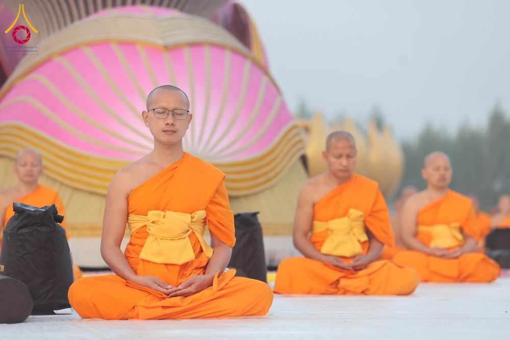 ภาพ No.299801:วันที่ 19 มกราคม พ.ศ.2569 พระธรรมยาตราปฏิบัติธรรมและถ่ายภาพหมู่ประวัติศาสตร์ ณ อนุสรณ์สถานลำดับที่ 5 สถานที่เผยแผ่วิชชาธรรมกายครั้งแรก  อนุสรณ์สถานบางปลาวัดบางปลา อ.บางเลน จ.นครปฐม ในโครงการธรรมยาตรา กตัญญูบูชา มหาปูชนียาจารย์ พระมงคลเทพมุนี(สด จนฺทสโร) 