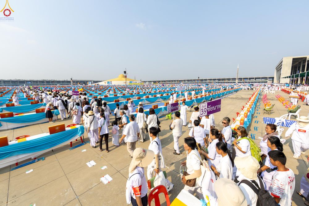 ภาพ No.324463:วันที่ 22 เมษายน พ.ศ.2569 (วันคุ้มครองโลก) งานถวายมหาสังฆทาน 40,000 กว่าวัดทั่วประเทศ บรรยากาศพระสังฆาธิการและสาธุชน  เดินทางเข้าลานธรรม วัดพระธรรมกาย