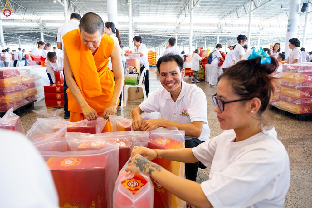 ภาพ No.322143:วันที่ 14 เมษายน พ.ศ.2569 การเตรียมกล่องไทยธรรม วันสุดท้าย เพื่องานถวายมหาสังฆทาน 40,000 กว่าวัดทั่วประเทศ วันคุ้มครองโลก 22 เมษายน พ.ศ.2569 วัดพระธรรมกาย