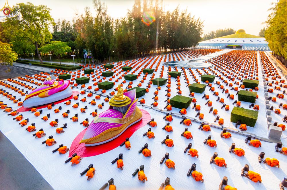 ภาพ No.281620:วันที่ 24 ธันวาคม พ.ศ.2568 พระธรรมยาตรา ปฏิบัติธรรม และถ่ายภาพหมู่ประวัติศาสตร์ ณ ลานหน้ามหาวิหารพระมงคลเทพมุนีฯ วัดพระธรรมกาย