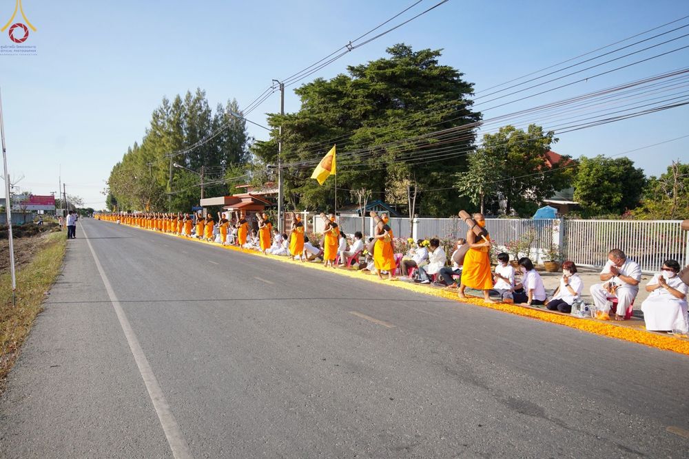 ภาพ No.70700:พิธีต้อนรับพระธรรมยาตรา ในโครงการธรรมยาตรากตัญญูบูชา มหาปูชนียาจารย์ พระมงคลเทพมุนี(สด จนฺทสโร) พระผู้ปราบมาร อนุสรณ์สถาน 7 แห่ง ปีที่ 11 วันที่ 14 มกราคม พ.ศ. 2566 ณ อนุสรณ์สถานลำดับที่ 3 สถานที่เกิดในเพศสมณะ วัดสองพี่น้อง อ.สองพี่น้อง จ.สุพรรณบุรี