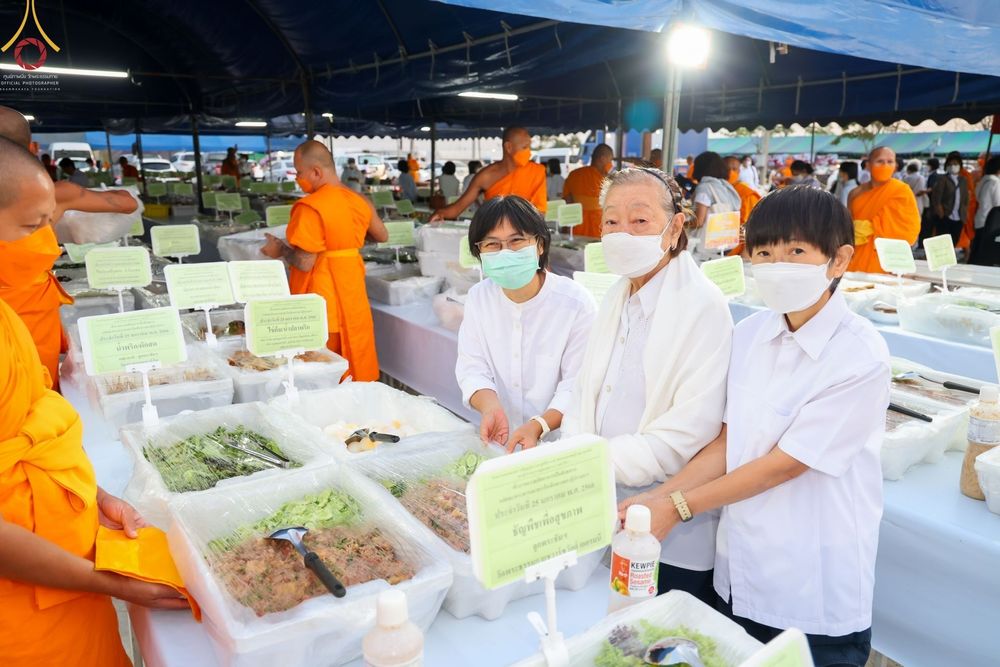 ภาพ No.74131:พิธีถวายภัตตาหารเป็นสังฆทาน แด่คณะพระธรรมยาตราฯ ในโครงการธรรมยาตรากตัญญูบูชา มหาปูชนียาจารย์ พระมงคลเทพมุนี(สด จนฺทสโร) พระผู้ปราบมาร อนุสรณ์สถาน 7 แห่ง ปีที่ 11 วันที่ 25 มกราคม พ.ศ. 2566