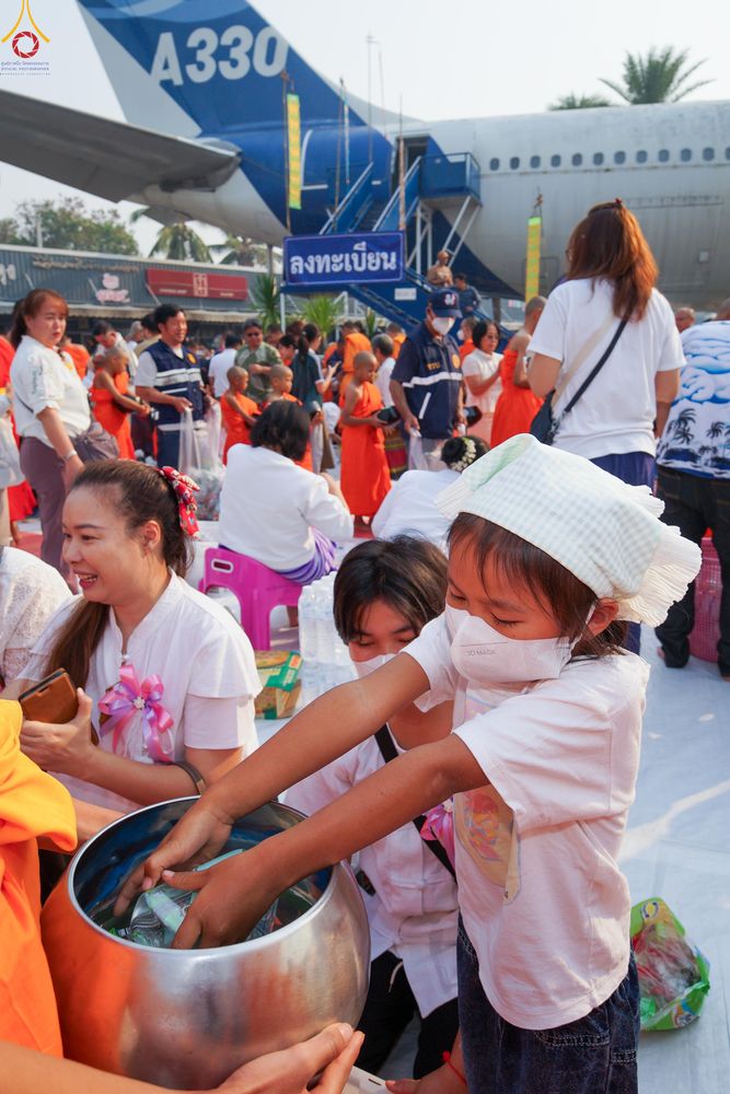 ภาพ No.321069:วันอาทิตย์ที่ 12 เมษายน พ.ศ 2569 พิธีตักบาตรปี๋ใหม่เมืองพระภิกษุสงฆ์ 339 รูป อุทิศถวายพระราชกุศลสมเด็จพระนางเจ้าสิริกิติ์  พระบรมราชินีนาถ พระบรมราชชนนีพันปีหลวง และฉลองเมืองแม่แตงครบรอบ 119 ปี ณ ลานโรงแรมแอร์ไดมอนด์ อำเภอแม่แตง จังหวัดเชียงใหม่